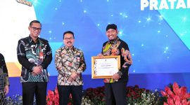 Bupati Fauzi menerima penghargaan Kepala Daerah Pembina Kecamatan Terbaik di Jawa Timur kategori Pratama dari Kemendagri, Selasa 10/12/2024 (foto: for Indeks Jatim) 