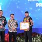 Bupati Fauzi menerima penghargaan Kepala Daerah Pembina Kecamatan Terbaik di Jawa Timur kategori Pratama dari Kemendagri, Selasa 10/12/2024 (foto: for Indeks Jatim) 