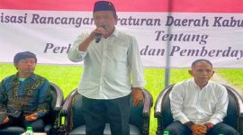 Suharto anggota Fraksi PDI Perjuangan DPRD Jember mengajak petani kopi gunakan pupuk organik (foto: for indeks jatim) 