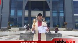 Imam Al-Waly Alfin, saat memegang tropi juara di UIN Salatiga. Foto : Istimewa