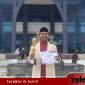 Imam Al-Waly Alfin, saat memegang tropi juara di UIN Salatiga. Foto : Istimewa
