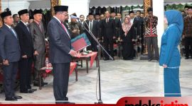 Bupati Sumenep, Dr. H. Achmad Fauzi Wongsojudo, SH.,MH saat membacakan rosesi pengukuhan pengurus TP. PKK Kabupaten Sumenep bersama Nia Kurnia Fauzi di Pendopo Agung Keraton Sumenep, (foto istimewa for Indeks Jatim)