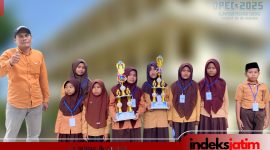 BANGGA; Mislawan, S.Pd.I (foto kiri) saat mendampingi siswa/i berprestasi dalam ajang prestisius OPEC se-Madura di STKIP PGRI Sumenep (foto; Istimewa for Indeks Jatim)