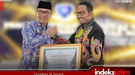 Bupati Sumenep Dr. H. Achmad Fauzi Wongsojudo, SH.,MH menerima penghargaan dari kepala BKN, Zudan Fakhrulloh saat acara Evaluasi CASN dan Manajemen Talenta di Kabupaten Malang. (Foto: Ist)
