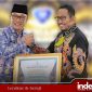 Bupati Sumenep Dr. H. Achmad Fauzi Wongsojudo, SH.,MH menerima penghargaan dari kepala BKN, Zudan Fakhrulloh saat acara Evaluasi CASN dan Manajemen Talenta di Kabupaten Malang. (Foto: Ist)