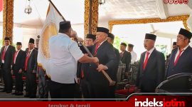 BERKIBAR : Ketua PKDI Sumenep, Abdul Haya saat menerima secara simbolis bendera PKDI oleh Ketua DPD PKDI Jawa Timur, Syaifullah Mahdi (Foto: Rez Indeks Jatim)