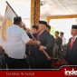 BERKIBAR : Ketua PKDI Sumenep, Abdul Haya saat menerima secara simbolis bendera PKDI oleh Ketua DPD PKDI Jawa Timur, Syaifullah Mahdi (Foto: Rez Indeks Jatim)