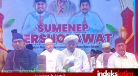 Bupati Sumenep, Dr. H. Achmad Fauzi Wongsojudo, SH., MH., (Kiri) dan KH. Imam Hasyim, SH.,MH (kanan) saat shalawatan bareng Majelis Pemuda Bersholawat At-Taufiq Sampang di depan Labang Mesem Museum Keraton Sumenep, Selasa malam (26/6/2025).