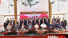SOLID : Bupati Sumenep, Forkopimda, Ketua PKDI, Ketua DPP PKDI Jatim saat melakukan sesi foto bersama usai pengukuhan pengurus DPC PKDI Kabupaten Sumenep (Goto: Rez Indeks Jatim)