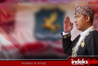 Bupati Sumenep, Dr. H. Achmad Fauzi Wongsojudo, SH., MH memberi hormat saat prosesi upacara HUT ke-80 di halaman Pemkab Sumenep (Foto: Istimewa - Ils. Indeks jatim)