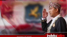 Bupati Sumenep, Dr. H. Achmad Fauzi Wongsojudo, SH., MH memberi hormat saat prosesi upacara HUT ke-80 di halaman Pemkab Sumenep (Foto: Istimewa - Ils. Indeks jatim)