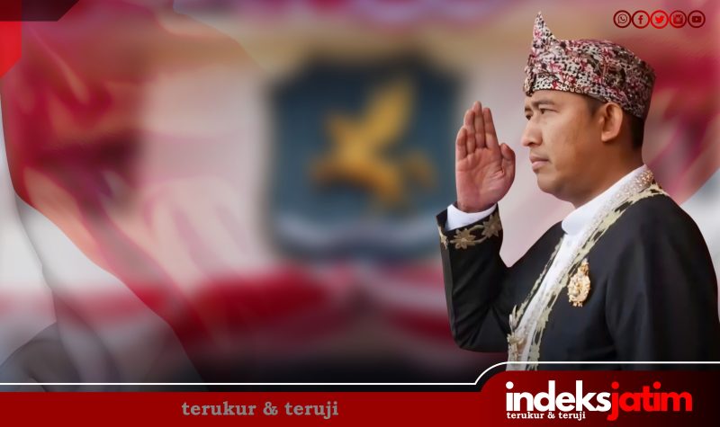 Bupati Sumenep, Dr. H. Achmad Fauzi Wongsojudo, SH., MH memberi hormat saat prosesi upacara HUT ke-80 di halaman Pemkab Sumenep (Foto: Istimewa - Ils. Indeks jatim)