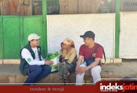 Mengubah Ilmu Menjadi Aksi: KKN Mahasiswa UIN Madura Bersama komunitas sosial Bani Insan Peduli Menyapa Warga dengan Hati dan pemberian sembako di Desa Madulang, Omben, Sampang (Foto Istimewa for Indeks Jatim)