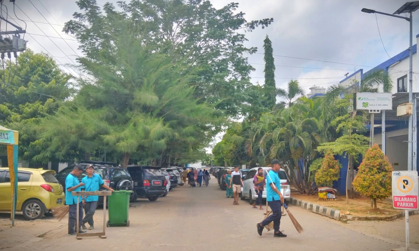 RUTIN: Petugas kebersihan sedang membersihkan area rumah sakit