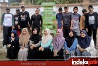 Kepala Desa Tamidung, Abd. Basith, S.Sy. MH. bersama aparatur desa, berbaur akrab swafoto dengan mahasiswa Kuliah Kerja Nyata (KKN) Universitas Annuqayah Guluk-Guluk Sumenep usai melakukan kerja bhakti (Foto: for Rez Indeks Jatim)