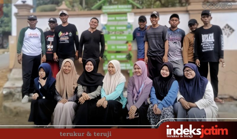 Kepala Desa Tamidung, Abd. Basith, S.Sy. MH. bersama aparatur desa, berbaur akrab swafoto dengan mahasiswa Kuliah Kerja Nyata (KKN) Universitas Annuqayah Guluk-Guluk Sumenep usai melakukan kerja bhakti (Foto: for Rez Indeks Jatim)