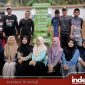 Kepala Desa Tamidung, Abd. Basith, S.Sy. MH. bersama aparatur desa, berbaur akrab swafoto dengan mahasiswa Kuliah Kerja Nyata (KKN) Universitas Annuqayah Guluk-Guluk Sumenep usai melakukan kerja bhakti (Foto: for Rez Indeks Jatim)
