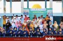 AKRAB: Kepala Desa Tamidung, Abd. Basith, S.Sy.,MH bersama Kiai Faris, M.Pd.I saat foto bersama dengan mahasiswi KKN UA posko II Desa Tamidung usai melakukan penutupan di pantai Lombang Kecamatan Batang-Batang (Foto: Rez Indeks Jatim)
