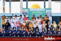 AKRAB: Kepala Desa Tamidung, Abd. Basith, S.Sy.,MH bersama Kiai Faris, M.Pd.I saat foto bersama dengan mahasiswi KKN UA posko II Desa Tamidung usai melakukan penutupan di pantai Lombang Kecamatan Batang-Batang (Foto: Rez Indeks Jatim)