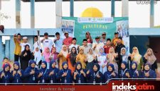AKRAB: Kepala Desa Tamidung, Abd. Basith, S.Sy.,MH bersama Kiai Faris, M.Pd.I saat foto bersama dengan mahasiswi KKN UA posko II Desa Tamidung usai melakukan penutupan di pantai Lombang Kecamatan Batang-Batang (Foto: Rez Indeks Jatim)