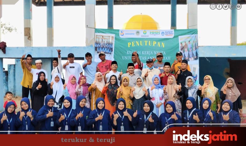 AKRAB: Kepala Desa Tamidung, Abd. Basith, S.Sy.,MH bersama Kiai Faris, M.Pd.I saat foto bersama dengan mahasiswi KKN UA posko II Desa Tamidung usai melakukan penutupan di pantai Lombang Kecamatan Batang-Batang (Foto: Rez Indeks Jatim)