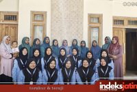 Mahasiswi KKN UA Posko II Desa Tamidung bersama TP. PKK Desa Tamidung foto bersama usai melakukan kegiatan pelatihan pembuatan kripik pisang crispy lumer (foto: for Rez Indeks Jatim)