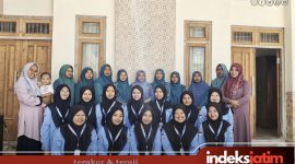 Mahasiswi KKN UA Posko II Desa Tamidung bersama TP. PKK Desa Tamidung foto bersama usai melakukan kegiatan pelatihan pembuatan kripik pisang crispy lumer (foto: for Rez Indeks Jatim)
