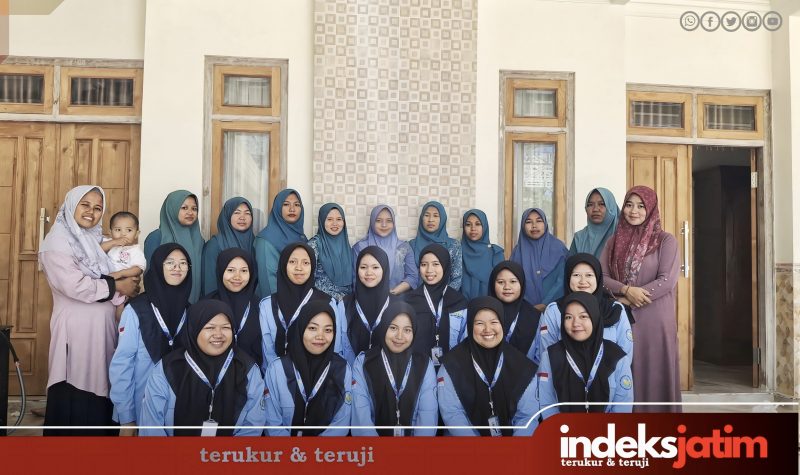 Mahasiswi KKN UA Posko II Desa Tamidung bersama TP. PKK Desa Tamidung foto bersama usai melakukan kegiatan pelatihan pembuatan kripik pisang crispy lumer (foto: for Rez Indeks Jatim)