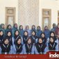 Mahasiswi KKN UA Posko II Desa Tamidung bersama TP. PKK Desa Tamidung foto bersama usai melakukan kegiatan pelatihan pembuatan kripik pisang crispy lumer (foto: for Rez Indeks Jatim)