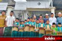 Foto bareng santri TPQ. El-Fath usai pemberian santunan sarung di Hari Santri Nasional 2025 oleh PWRI Kabupaten Sumenep (Foto: Rez Indeks Jatim)