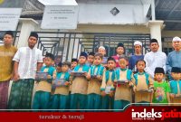 Foto bareng santri TPQ. El-Fath usai pemberian santunan sarung di Hari Santri Nasional 2025 oleh PWRI Kabupaten Sumenep (Foto: Rez Indeks Jatim)