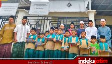 Foto bareng santri TPQ. El-Fath usai pemberian santunan sarung di Hari Santri Nasional 2025 oleh PWRI Kabupaten Sumenep (Foto: Rez Indeks Jatim)