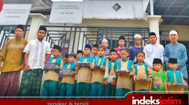 Foto bareng santri TPQ. El-Fath usai pemberian santunan sarung di Hari Santri Nasional 2025 oleh PWRI Kabupaten Sumenep (Foto: Rez Indeks Jatim)