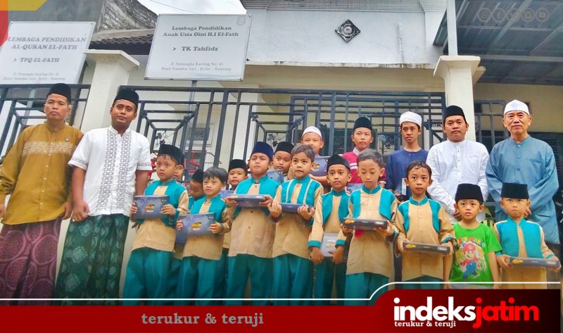 Foto bareng santri TPQ. El-Fath usai pemberian santunan sarung di Hari Santri Nasional 2025 oleh PWRI Kabupaten Sumenep (Foto: Rez Indeks Jatim)