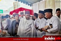 Bupati Sumenep, dr. H. Achmad Fauzi Wongsojudo, SH.,MH di dampingi Direktur BPRS Bhakti Sumekar Hairil Fajar saat Bazar UMKM BPRS Bhakti Sumekar (Foto: for Indeks Jatim)