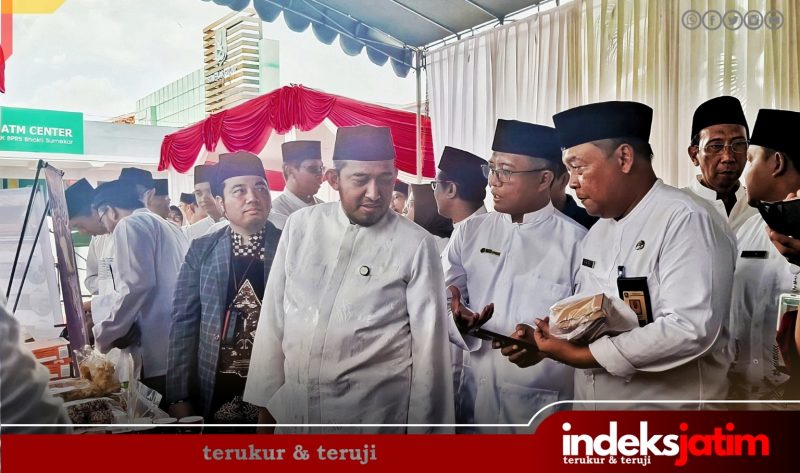 Bupati Sumenep, dr. H. Achmad Fauzi Wongsojudo, SH.,MH di dampingi Direktur BPRS Bhakti Sumekar Hairil Fajar saat Bazar UMKM BPRS Bhakti Sumekar (Foto: for Indeks Jatim)