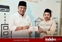 Rusydiyono (Mas Yon) Ketua DPC PWRI Kabupaten Sumenep saat menyerahkan donasi bantuan korban gempa Sapudi melalui Kepala Diskominfo Sumenep, Indra Wahyudi (Dok. Istimewa)