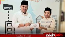 Rusydiyono (Mas Yon) Ketua DPC PWRI Kabupaten Sumenep saat menyerahkan donasi bantuan korban gempa Sapudi melalui Kepala Diskominfo Sumenep, Indra Wahyudi (Dok. Istimewa)