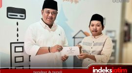 Rusydiyono (Mas Yon) Ketua DPC PWRI Kabupaten Sumenep saat menyerahkan donasi bantuan korban gempa Sapudi melalui Kepala Diskominfo Sumenep, Indra Wahyudi (Dok. Istimewa)