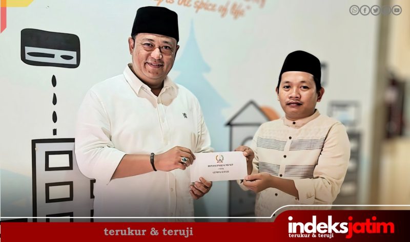 Rusydiyono (Mas Yon) Ketua DPC PWRI Kabupaten Sumenep saat menyerahkan donasi bantuan korban gempa Sapudi melalui Kepala Diskominfo Sumenep, Indra Wahyudi (Dok. Istimewa)