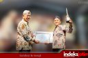 Kepala Bapenda, Faruk Hanafi, S.Sos., M.Si., saat menerima penghargaan oleh Plt Sekretaris Daerah Sumenep, Drs. Syahwan Efendi, pada malam puncak acara malam Anugerah Inovasi Daerah 2025 (Foto: Rez Indeks Jatim)