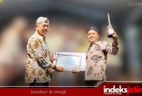 Kepala Bapenda, Faruk Hanafi, S.Sos., M.Si., saat menerima penghargaan oleh Plt Sekretaris Daerah Sumenep, Drs. Syahwan Efendi, pada malam puncak acara malam Anugerah Inovasi Daerah 2025 (Foto: Rez Indeks Jatim)