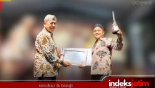 Kepala Bapenda, Faruk Hanafi, S.Sos., M.Si., saat menerima penghargaan oleh Plt Sekretaris Daerah Sumenep, Drs. Syahwan Efendi, pada malam puncak acara malam Anugerah Inovasi Daerah 2025 (Foto: Rez Indeks Jatim)