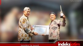Kepala Bapenda, Faruk Hanafi, S.Sos., M.Si., saat menerima penghargaan oleh Plt Sekretaris Daerah Sumenep, Drs. Syahwan Efendi, pada malam puncak acara malam Anugerah Inovasi Daerah 2025 (Foto: Rez Indeks Jatim)