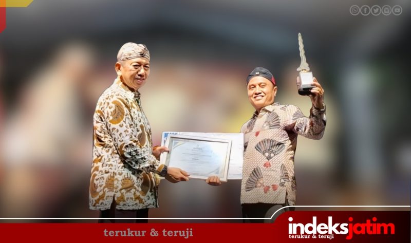 Kepala Bapenda, Faruk Hanafi, S.Sos., M.Si., saat menerima penghargaan oleh Plt Sekretaris Daerah Sumenep, Drs. Syahwan Efendi, pada malam puncak acara malam Anugerah Inovasi Daerah 2025 (Foto: Rez Indeks Jatim)