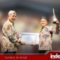 Kepala Bapenda, Faruk Hanafi, S.Sos., M.Si., saat menerima penghargaan oleh Plt Sekretaris Daerah Sumenep, Drs. Syahwan Efendi, pada malam puncak acara malam Anugerah Inovasi Daerah 2025 (Foto: Rez Indeks Jatim)