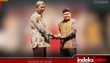 PRESTISIUS: Hizbul Wathan, S.H., M.H., Kepala Bagian Hukum Setdakab Sumenep saat menerima penghargaan sebagai juara dan diserahkan langsung oleh Pelaksana Tugas Sekretaris Daerah Kabupaten Sumenep, Drs. Syahwan Efendi (Foto: Rez Indeks Jatim)