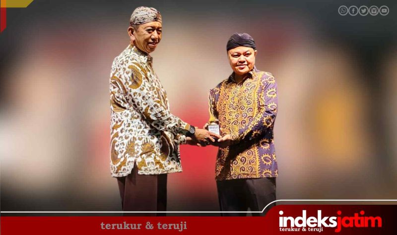 PRESTISIUS: Hizbul Wathan, S.H., M.H., Kepala Bagian Hukum Setdakab Sumenep saat menerima penghargaan sebagai juara dan diserahkan langsung oleh Pelaksana Tugas Sekretaris Daerah Kabupaten Sumenep, Drs. Syahwan Efendi (Foto: Rez Indeks Jatim)