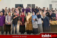 DEDIKASI: Dari Kiri Ach. Syauqi (Ketua Bem Fisip Unija), Imam Hidayat S, AN.,M, AP (Ka Prodi Administrasi Publik), Ibnu Hajar (Budayawan), Dr. Dinara Maya Julianti S.Sos., M.Si, Ibu Rilia Aisyah Haris, S, AP.,M, AP, (Dekan Fisip UNIJA), Ibu Ida Syafriyani, S, Sos.,M, SI. dan Ibu Roos Yuliastina S. Ik M (Medkom) (Foto: for Rez Indeks Jatim)