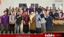 DEDIKASI: Dari Kiri Ach. Syauqi (Ketua Bem Fisip Unija), Imam Hidayat S, AN.,M, AP (Ka Prodi Administrasi Publik), Ibnu Hajar (Budayawan), Dr. Dinara Maya Julianti S.Sos., M.Si, Ibu Rilia Aisyah Haris, S, AP.,M, AP, (Dekan Fisip UNIJA), Ibu Ida Syafriyani, S, Sos.,M, SI. dan Ibu Roos Yuliastina S. Ik M (Medkom) (Foto: for Rez Indeks Jatim)